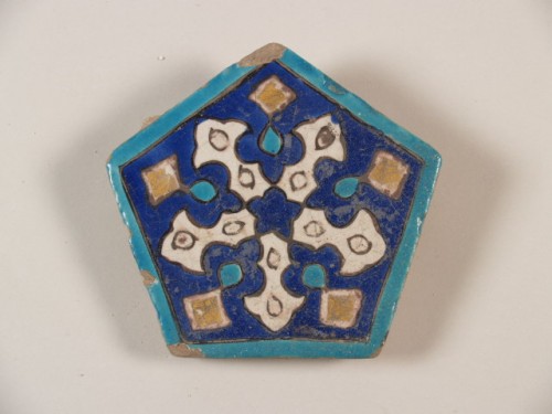 Tegel, vijfpuntig, met decor van geometrisch ornament met bladgoud